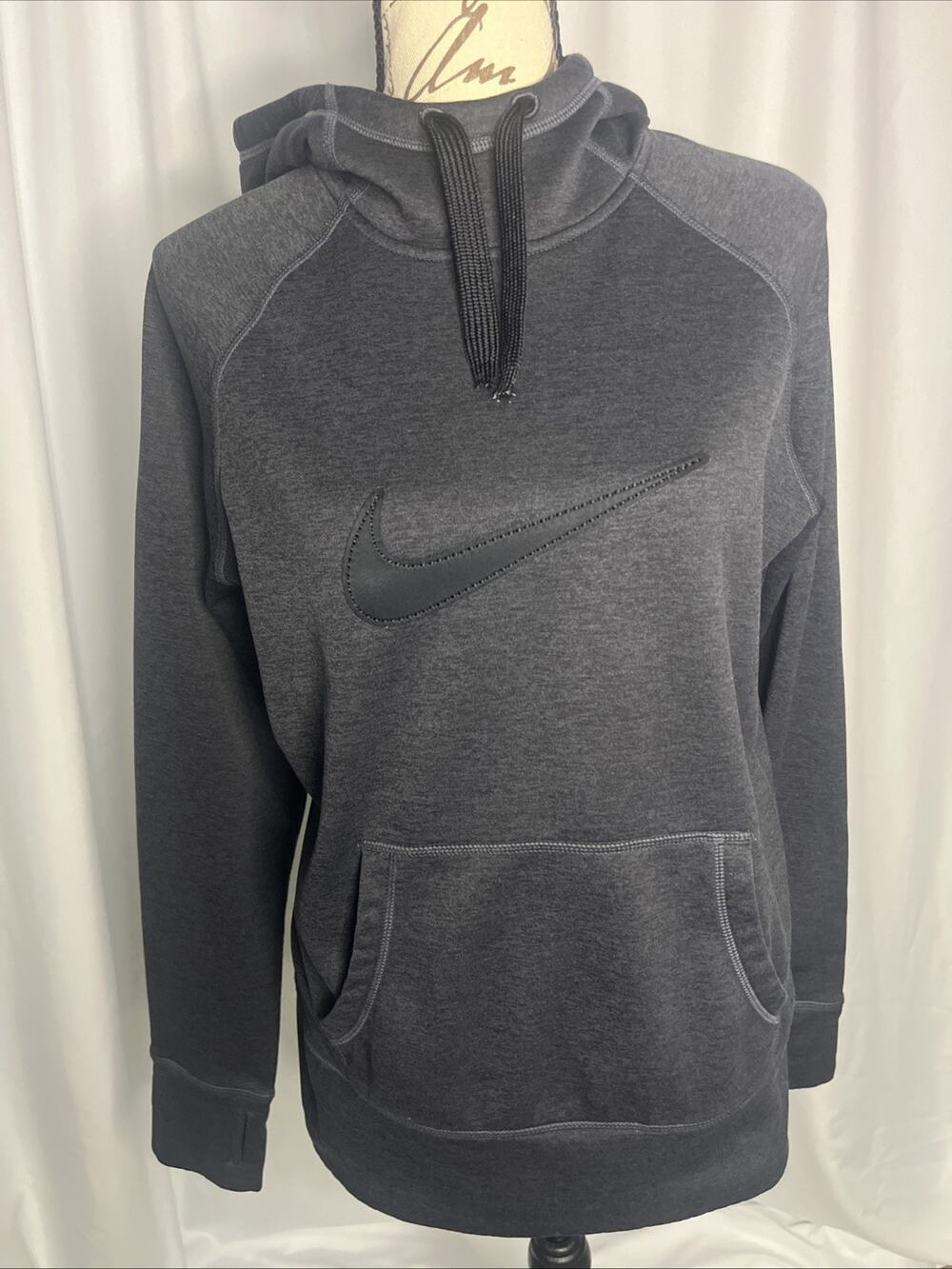Nike Therma-FIT Hoodie Women's Medium Dark Gray Pullover Sweatshirt Pockets Logo
